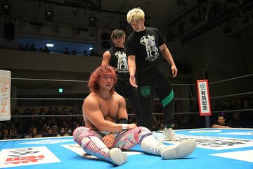 海野翔太（左）に手を差し伸べる清宮海斗