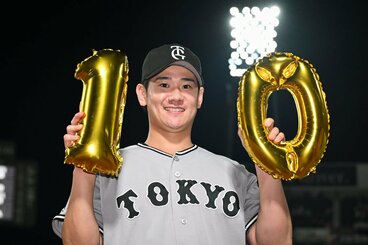 10勝目をあげ記念撮影する井上温大