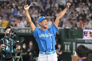 MVPに選ばれガッツポーズする日本ハム・万波中正