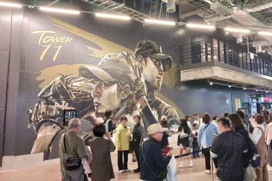 エスコンフィールド「TOWER　11」にあるダルビッシュ&大谷の壁画前で記念撮影する大勢のファン