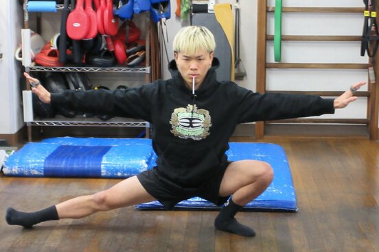 公開練習前にウォーミングアップをする那須川天心