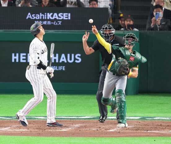 牧秀悟を牽制でアウトにするロビー・パーキンス