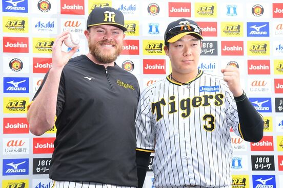 ヒーローになったジェレミー・ビーズリー（左）と大山悠輔