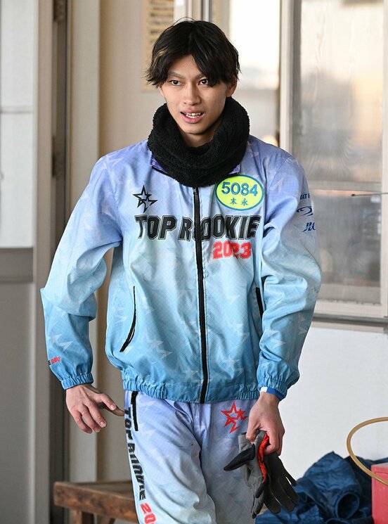 トップルーキー２０２３ウエアを着る末永和也