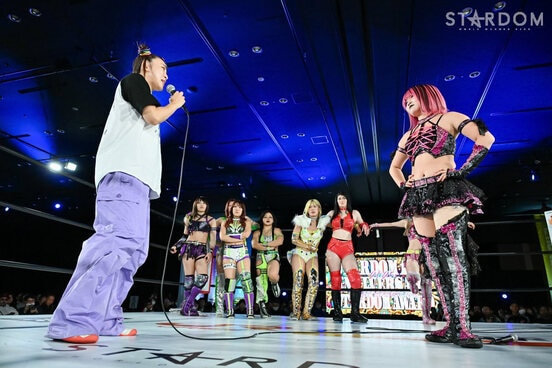 吏南(右)から一騎打ちを要求されたフワちゃん（C）スターダム