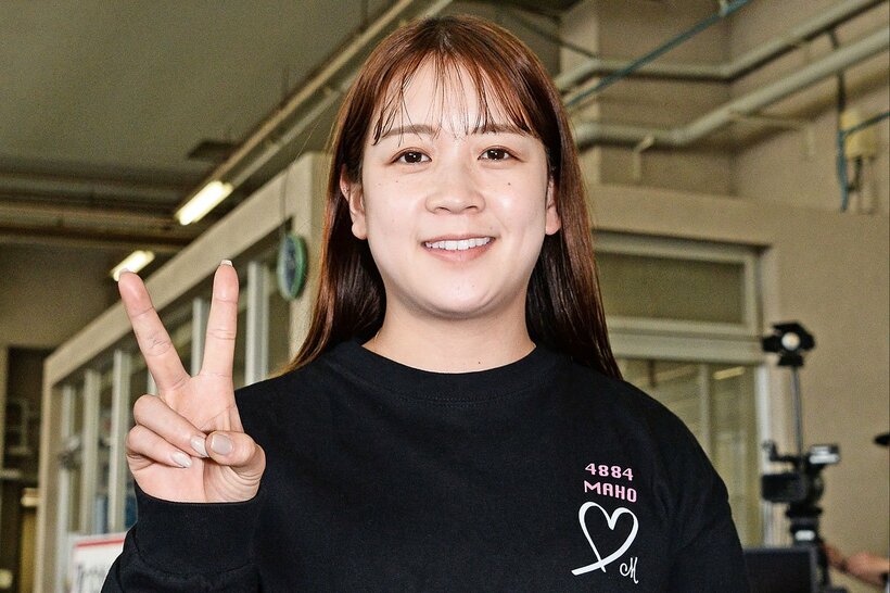 Ｖサインを笑顔で決める勝浦真帆