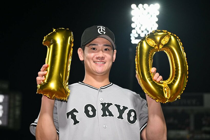 １０勝目をあげ記念撮影する井上温大