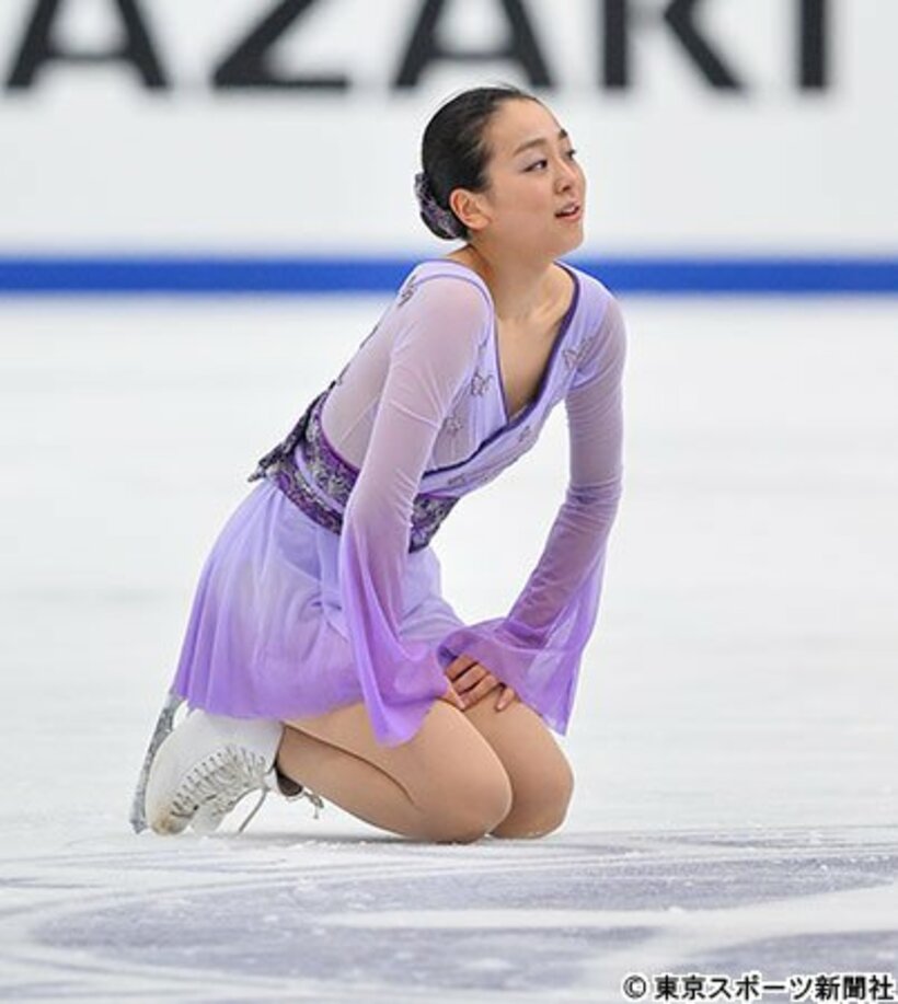 演技後に両膝を着いて肩を落とす浅田真央