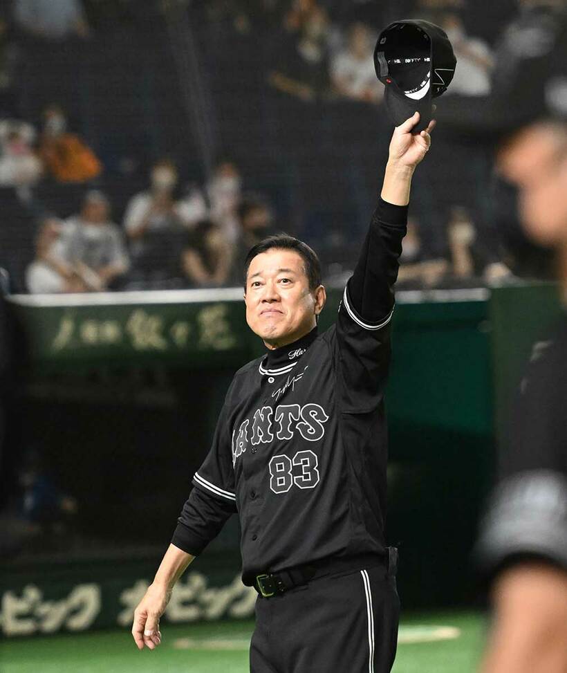  笑顔でスタンドに手を振る巨人・原監督（東スポWeb）