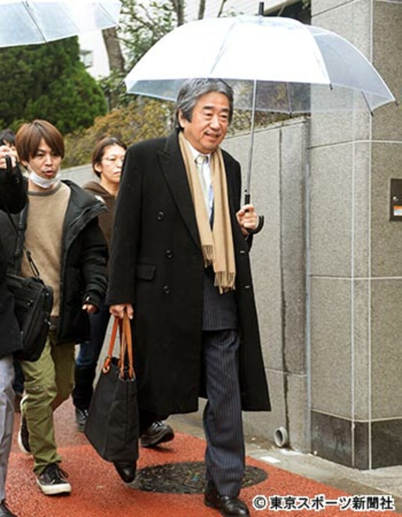 閉廷後、取材に応じた的場弁護士（右）