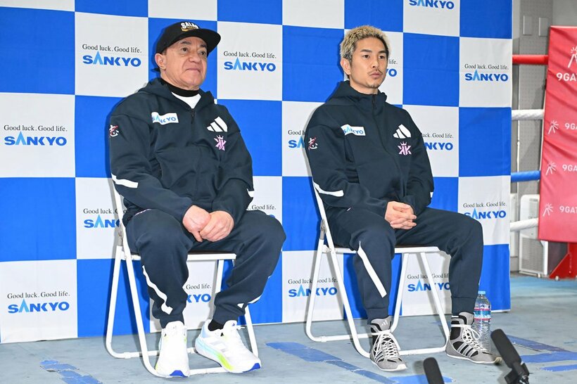 会見に臨んだトレーナーのイスマエル・サラス氏（左）と井岡一翔