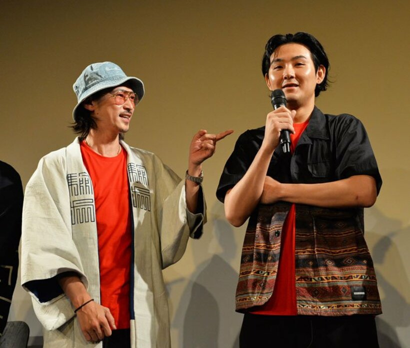  共演の松田龍平（右）を指さす窪塚洋介