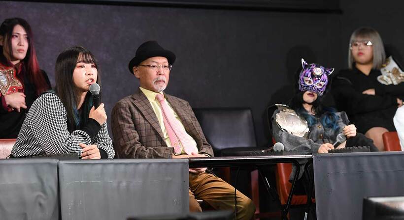  渡辺桃（左）はスターライト・キッド（右）に素顔になる公約をつけさせた（東スポWeb）