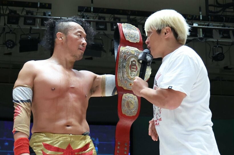拳王（右）から対戦要求を受けた丸藤正道