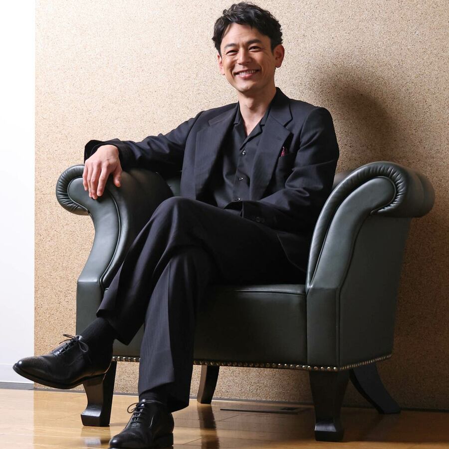 ソファに腰かけ穏やかに笑う妻夫木聡