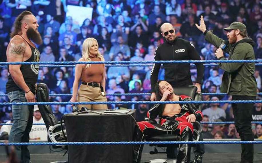  右からサミ・ゼイン、椅子に座る中邑真輔、ブラウン・ストローマン（Ｃ）2020 WWE, Inc. All Rights Reserved.