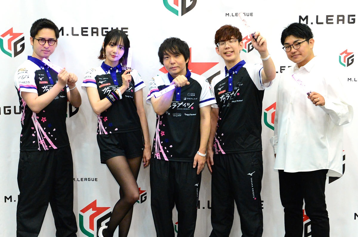 Mリーグ　プルオーバーパーカー　リーグロゴ　グレー　XL 岡田紗佳　サイン入り Mリーグ】テーマは「岡田様復活！」新加入の阿久津翔太選手をサポート