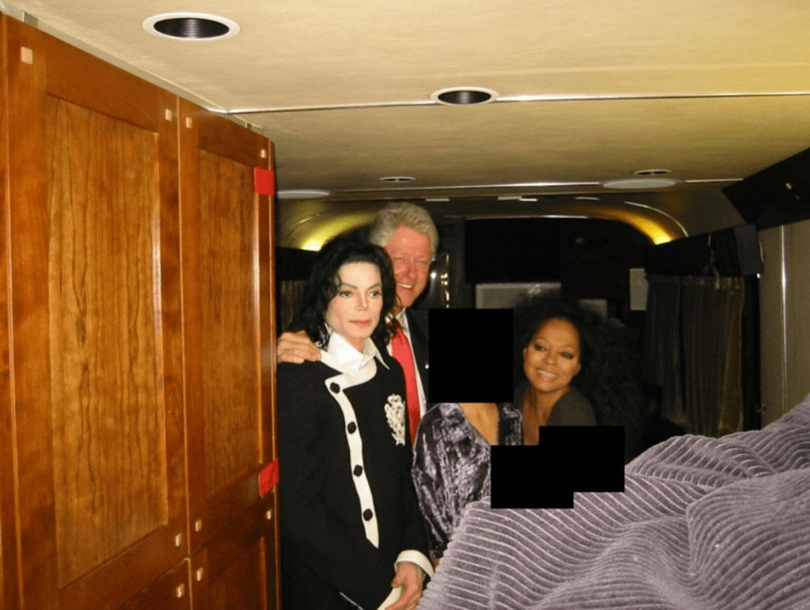 「エプスタイン・ファイル」で公開されたクリントン氏とマイケルさんとダイアナ・ロスの写真（米司法省のサイトから）