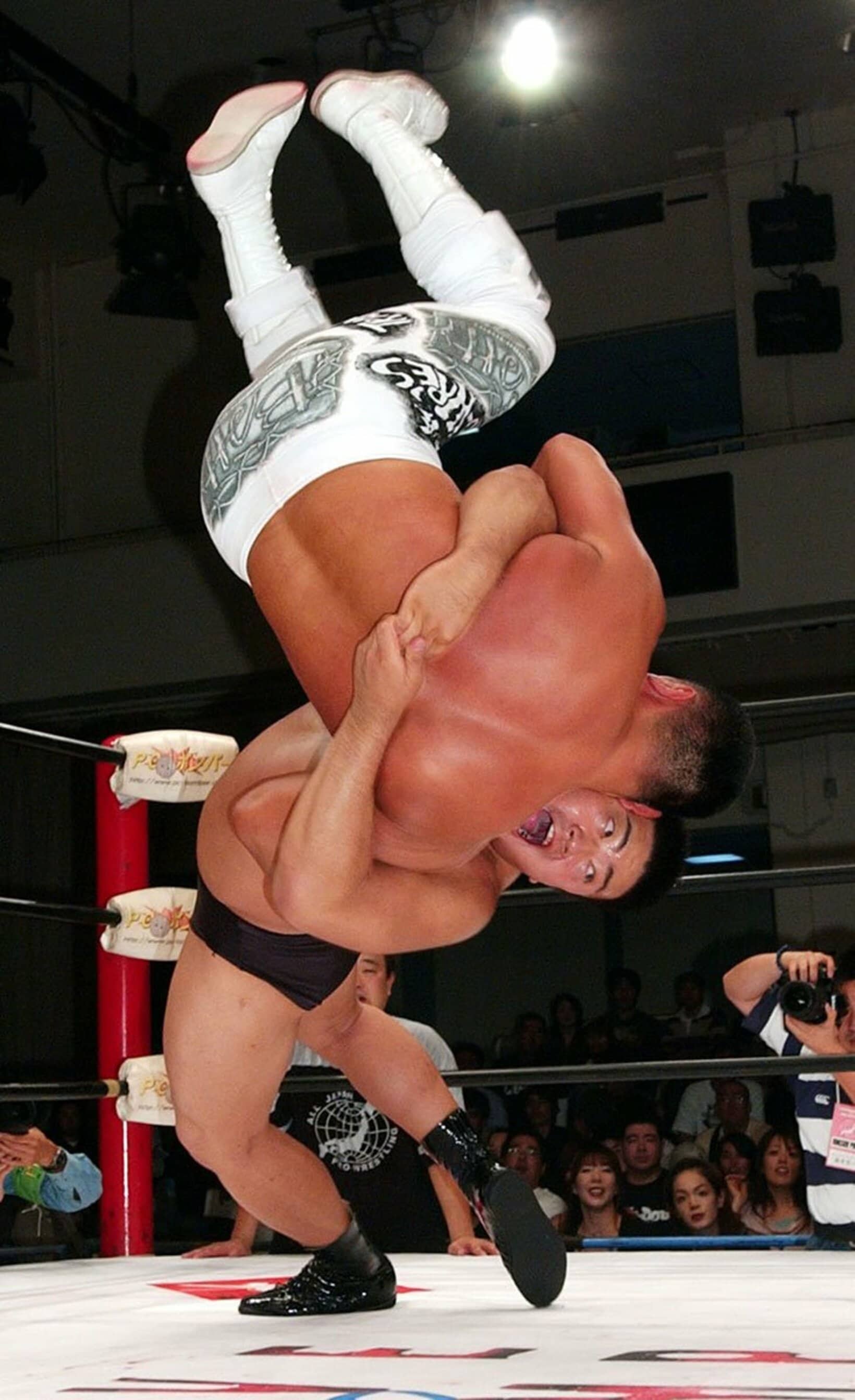 馳浩(手前)でデビューした諏訪間幸平（現・諏訪魔＝2004年）