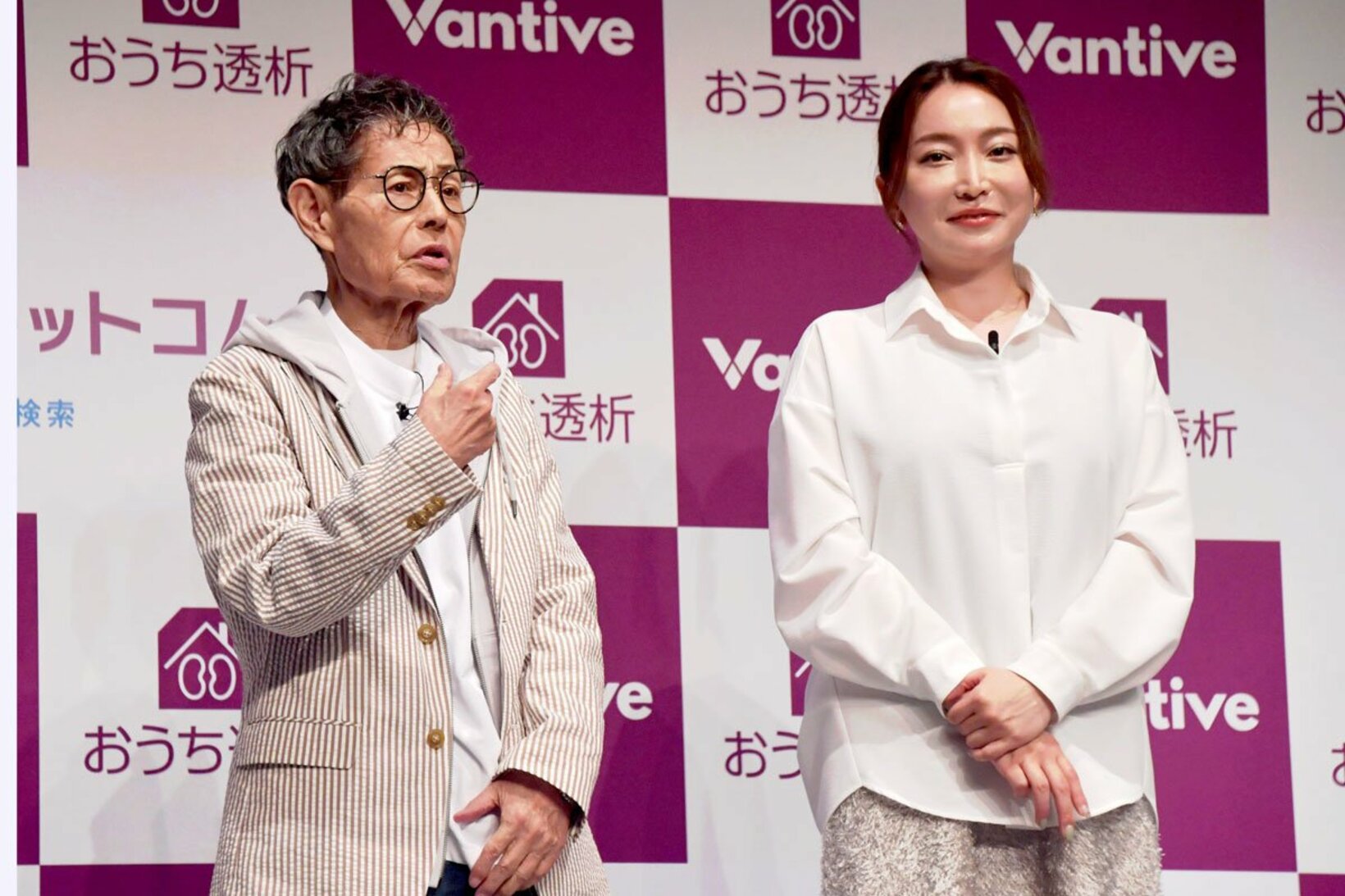 加藤茶(左)と妻の加藤綾菜