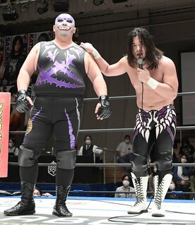  佐々木(右)は試合後、新たな仲間・ＭＪポーを呼び込んだ