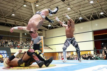 須見和馬(左)に華麗な合体技を放つ石森太二(右)とロビー・エックス