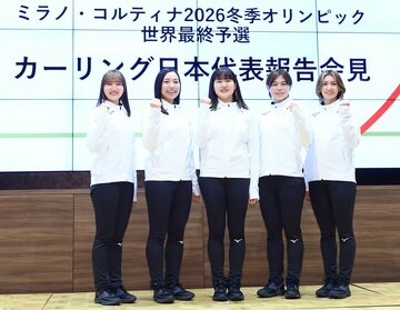 帰国した女子日本代表フォルティウス（左から小林未奈、近江谷杏菜、小谷優奈、小野寺佳歩、吉村紗也香）