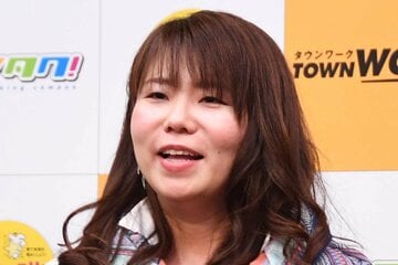 メガネを外した山崎ケイ