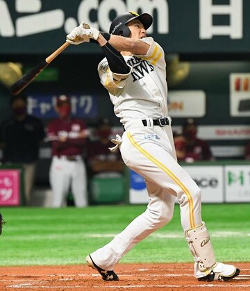  初回に２７号本塁打を放った柳田