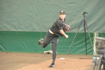 ブルペンで投げ込む戸郷翔征