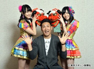  左からＳＫＥ４８松井玲奈、田中将大、ＳＫＥ４８松井珠里奈