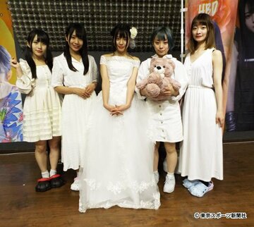  左から野咲わか、月野もあ、窪田美沙、胡桃そら、百瀬ひとみ