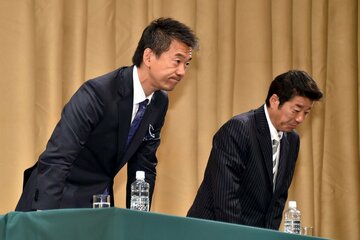 大阪都構想が否決され頭を下げる橋下氏（２０１５年）
