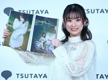 自身の写真集のお気に入りページを披露する井本彩花