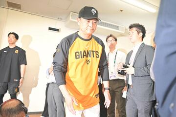 囲み取材を受けた橋上秀樹監督代行
