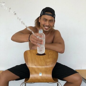  中嶋は不敵な笑顔で水をぶっかけた