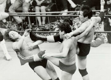 テリー・ゴディ（左）に合体技を決める田上明（中）とジャンボ鶴田（1992年3月）