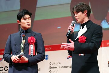 鈴木亮平（左）と宮沢氷魚