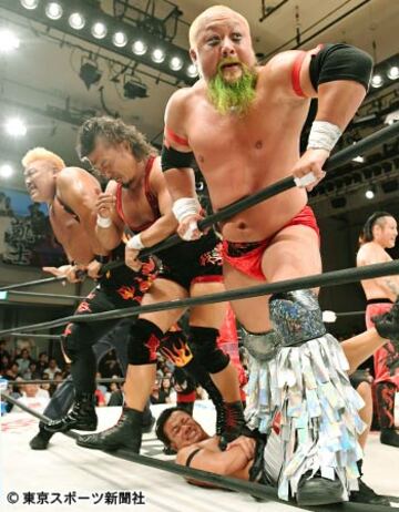  清水（左）、吉田（右）と吉野（下）をいたぶる鷹木