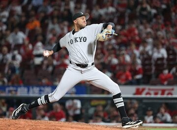 ９回一死一、二塁から、わずか１球で併殺を奪って試合を締めた巨人・マルティネス