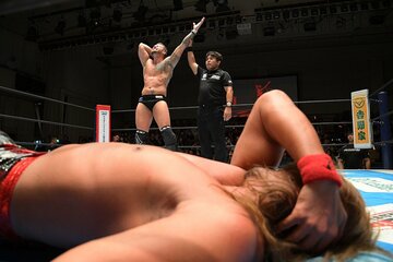 2023年の新日本Ｇ１で内藤哲也(手前)に快勝しているシェイン・ヘイスト