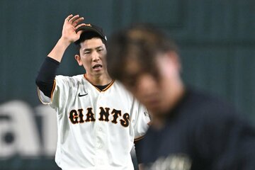 ２回、紅林（手前）に危険球を投じ謝罪する巨人・戸郷翔征