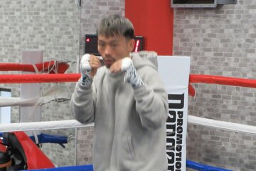 シャドーボクシングを行う堤聖也