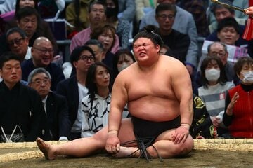 はたき込みで敗れた伯乃富士　