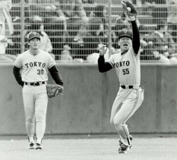 守備にも力を入れた松井秀喜（右）左は長嶋一茂（1993年）