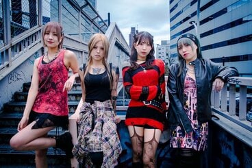 〝バンド・サウンド・アイドル〟をコンセプトにした女性4人組「Village in Maier」
