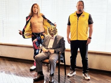 左から黒潮TOKYOジャパン、初代タイガーマスク、間下隼人