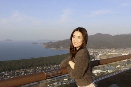 唐津市の鏡山展望台から景色を見渡す牧原真由さん