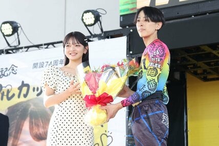 6月の「GⅠ尼崎センプルカップ」で、優勝した加藤翔馬(右)に花束を渡した福留光帆