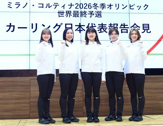 帰国した女子日本代表フォルティウス(左から小林未奈、近江谷杏菜、小谷優奈、小野寺佳歩、吉村紗也香)